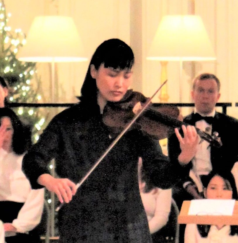 a female violinist